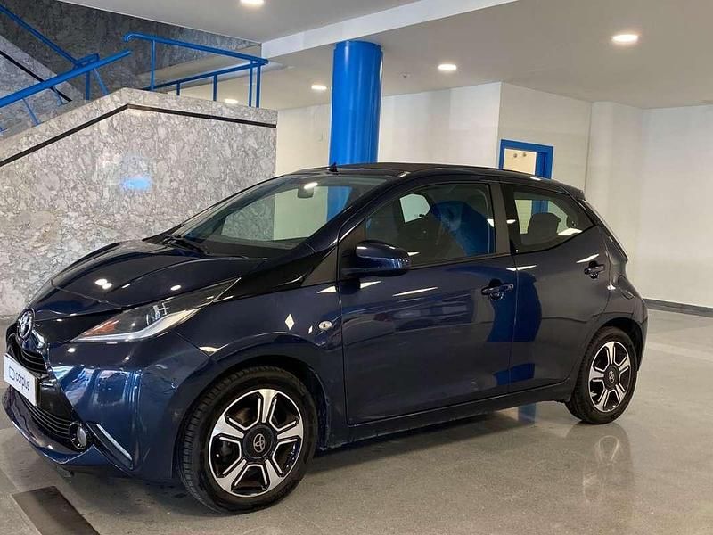 Usado Toyota Aygo x-sky 69 CV (50 kW) 2018 Negro Utilitario