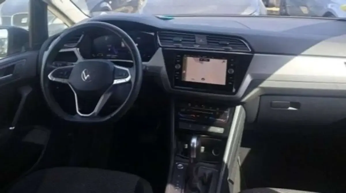 Usado VW Touran Life 150 CV (110 kW) 2023 Gris Monovolumen