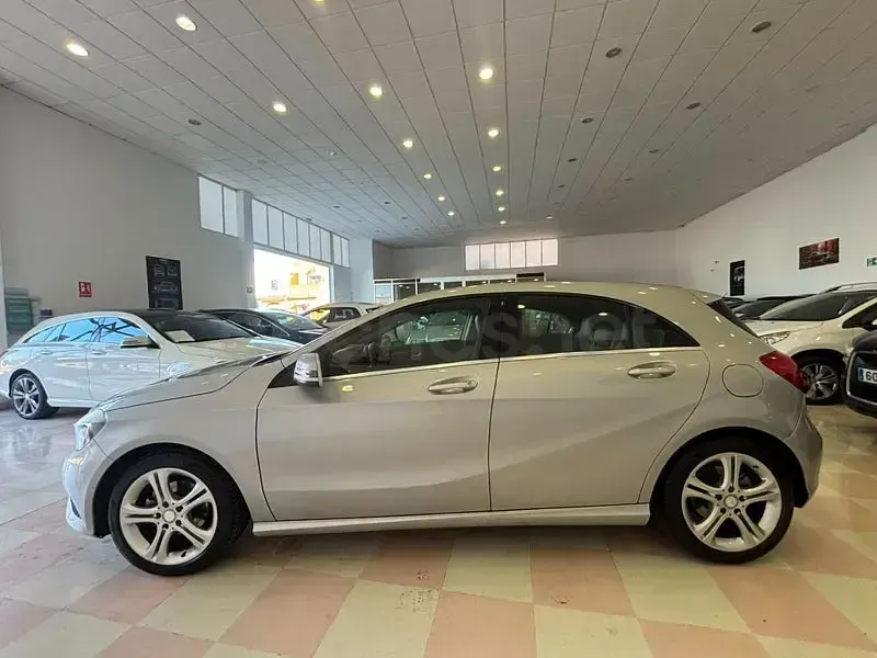 Usado Mercedes A180 Urban 109 CV (80 kW) 2014 Gris / plata Berlina