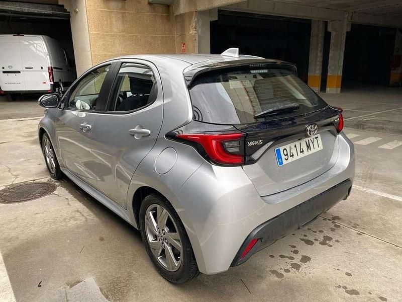Usado Toyota Yaris Hybrid Active 116 CV (85 kW) 2025 Gris Utilitario