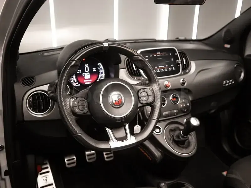 Usado Abarth 500C Pista 160 CV (117 kW) 2018 Gris / plata Descapotable
