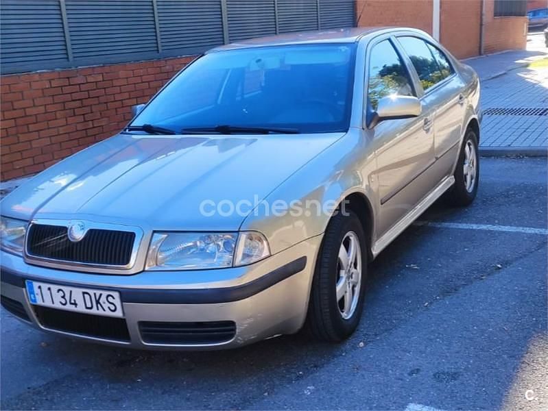 Beige Usado 2005 Skoda Octavia Tour Berlina | 2050 € (Precio justo) - Imagen 1/4