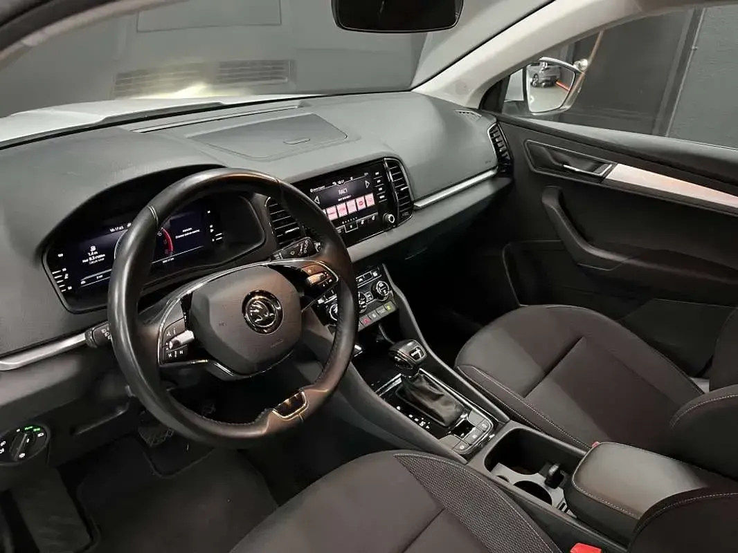 Usado Skoda Karoq Ambition 150 CV (110 kW) 2023 Blanco SUV