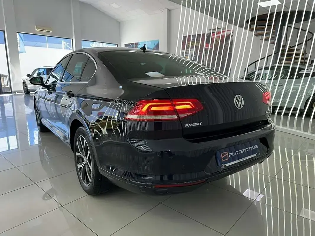 Usado VW Passat Advance 120 CV (88 kW) 2017 Negro Berlina