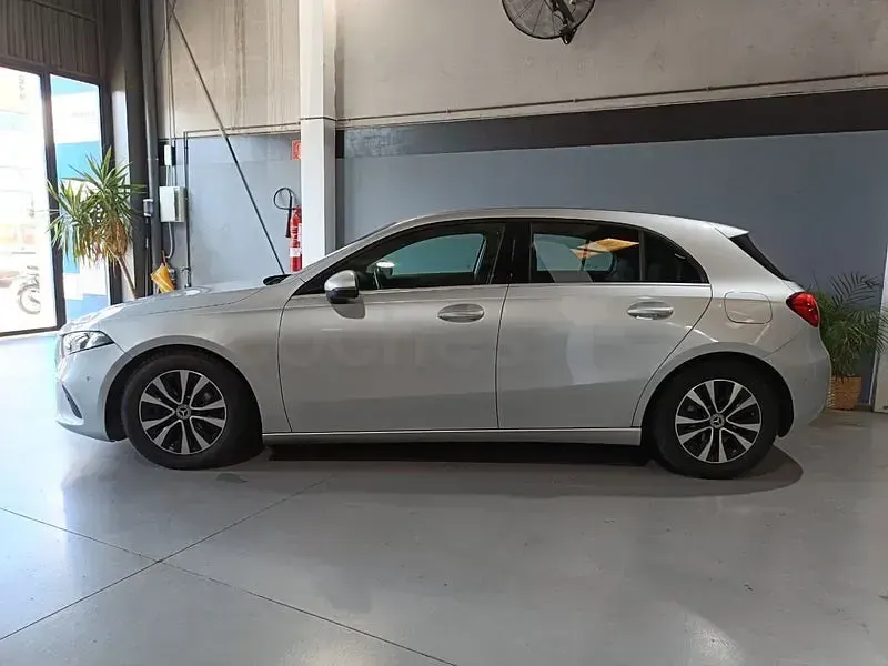 Usado Mercedes A180 136 CV (100 kW) 2020 Gris / plata Berlina
