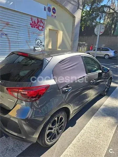 Usado Mazda 2 Edition 90 CV (66 kW) 2020 Gris / plata Berlina