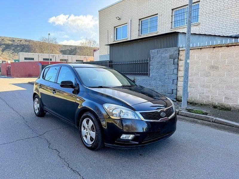 Usado Kia Ceed 90 CV (66 kW) 2011 Negro Utilitario