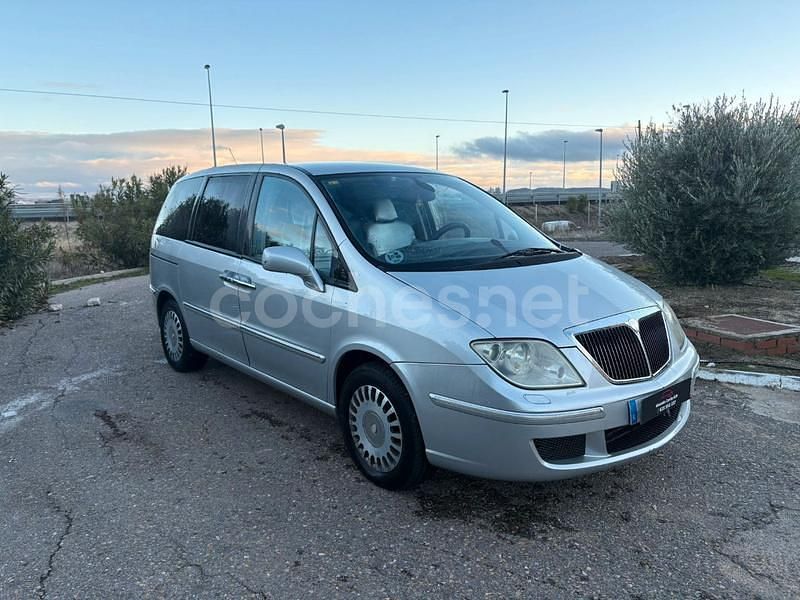 Usado Lancia Phedra 128 CV (94 kW) 2006 Gris / plata Monovolumen