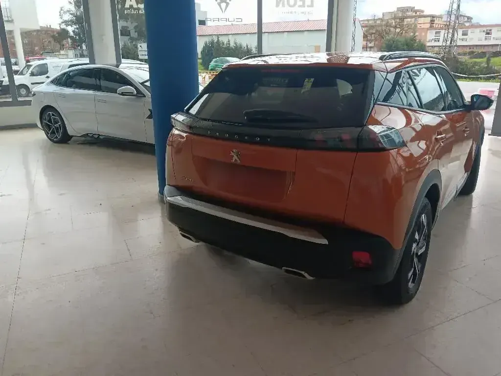 Usado Peugeot 2008 Allure 130 CV (95 kW) 2023 Naranja SUV