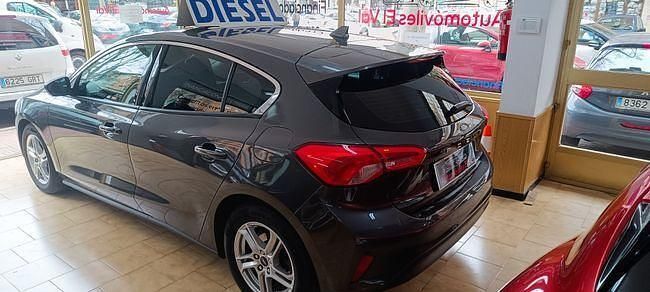 Usado Ford Focus Trend 119 CV (87 kW) 2019 Gris Berlina