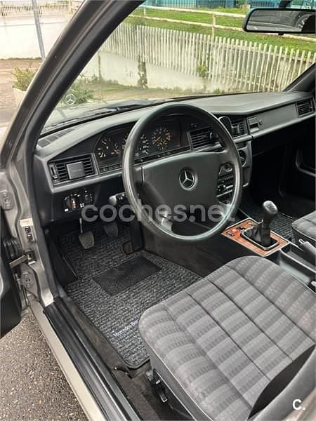 Usado Mercedes 190 109 CV (80 kW) 1992 Gris / plata Berlina