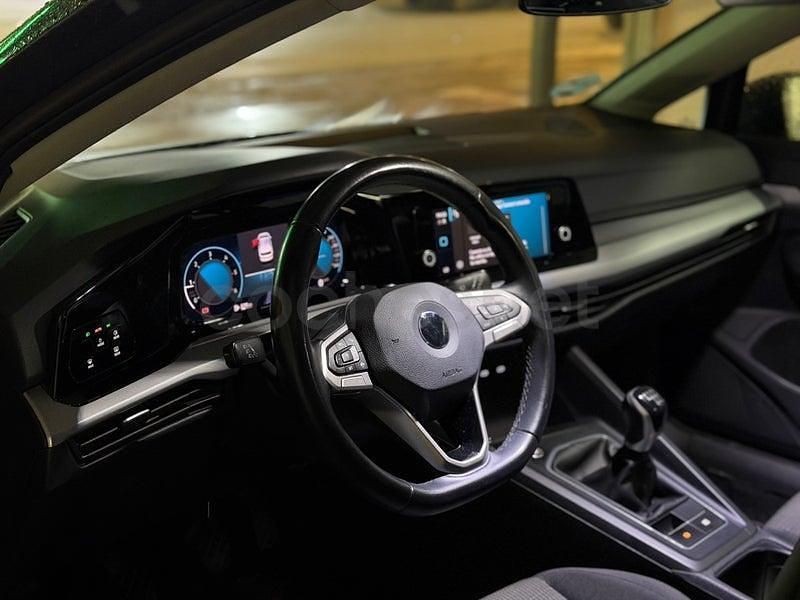 Usado VW Golf VIII Life 115 CV (84 kW) 2022 Gris / plata Berlina