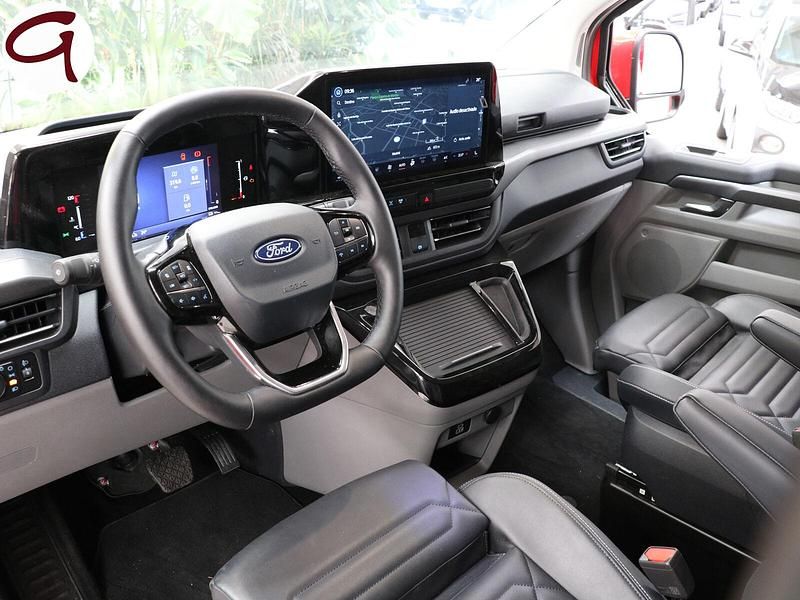 Usado Ford Tourneo Titanium 170 CV (125 kW) 2024 Rojo Monovolumen