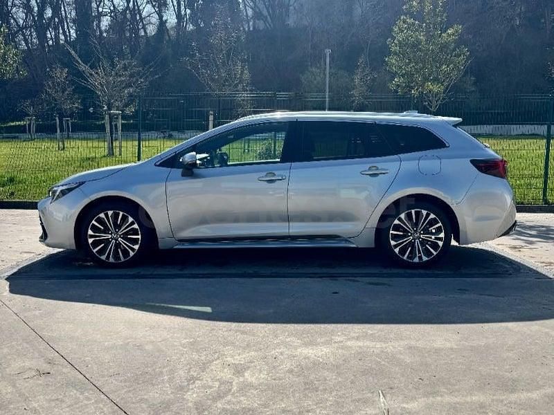 Usado Toyota Corolla Sport 140 CV (102 kW) 2024 Gris / plata Familiar