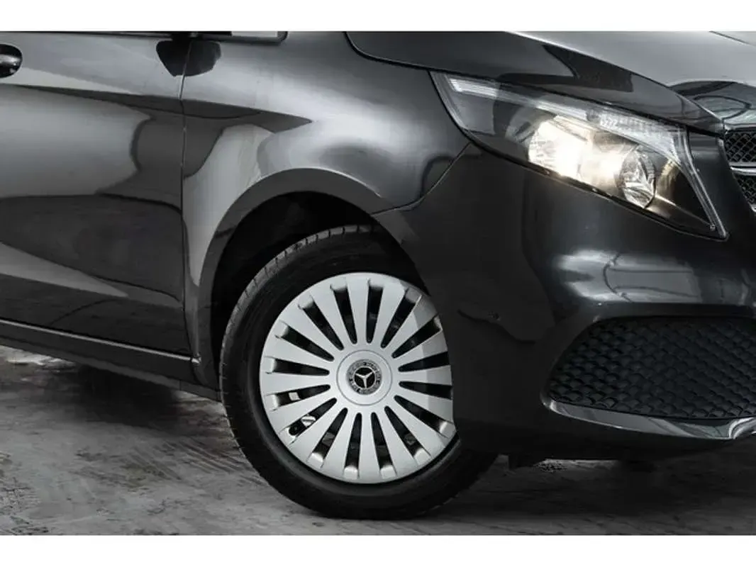 Usado Mercedes V220 163 CV (119 kW) 2022 Gris / plata Monovolumen