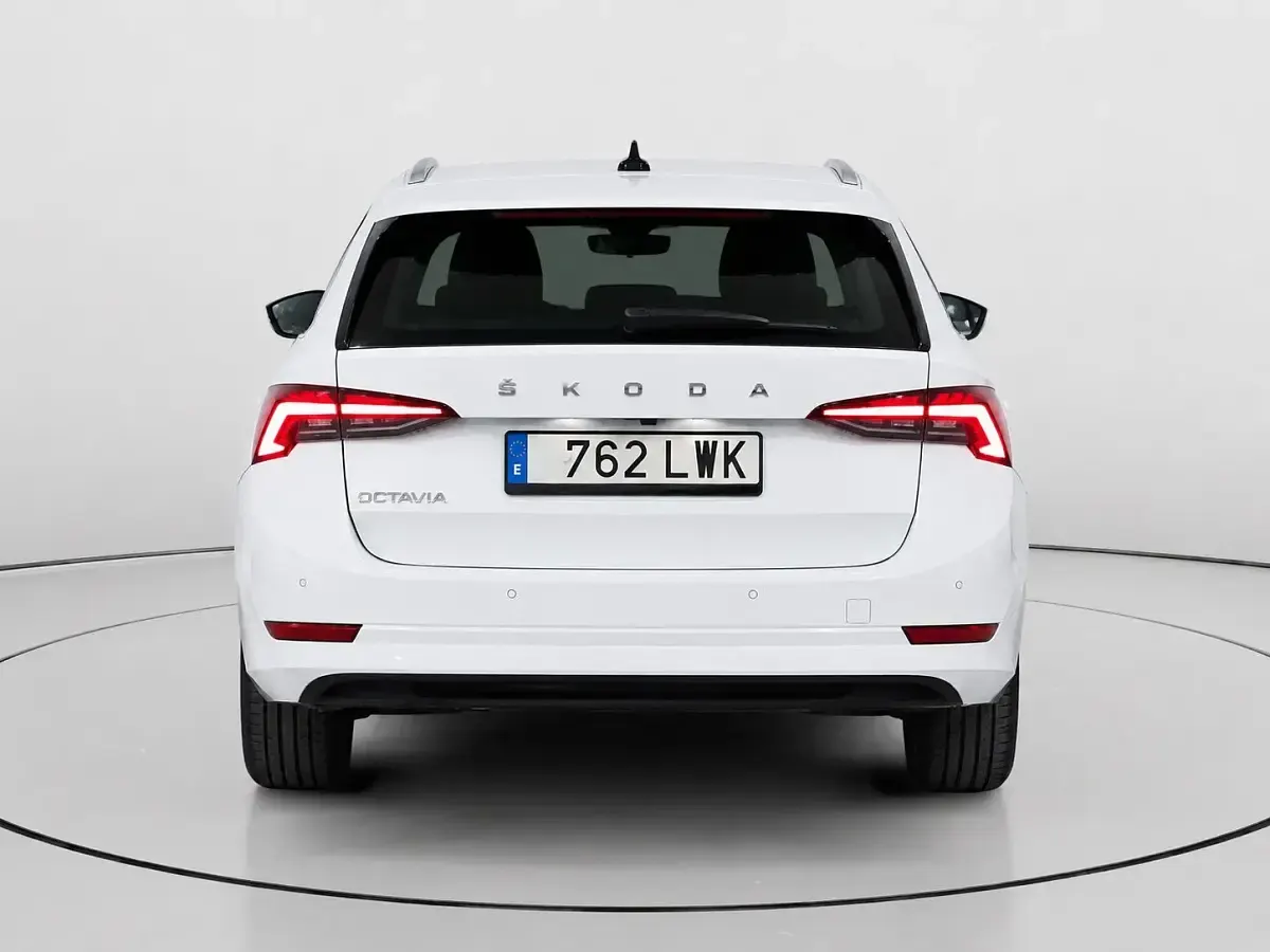 Usado Skoda Octavia Ambition 150 CV (110 kW) 2022 Blanco Utilitario