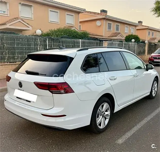 Usado VW Golf VIII Life 115 CV (84 kW) 2021 Blanco Familiar