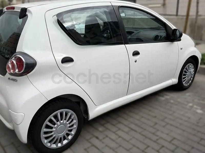 Usado Toyota Aygo Live 68 CV (50 kW) 2010 Blanco Utilitario