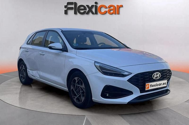 Blanco Usado 2024 Hyundai i30 Berlina | 18.290 € (Precio justo) - Imagen 1/4