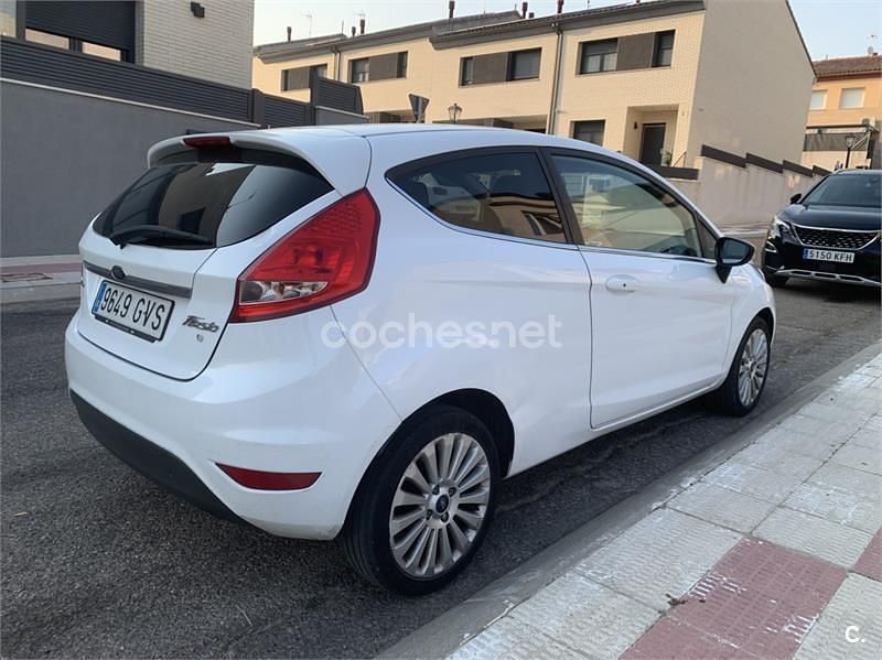 Usado Ford Fiesta Titanium 90 CV (66 kW) 2010 Blanco Utilitario