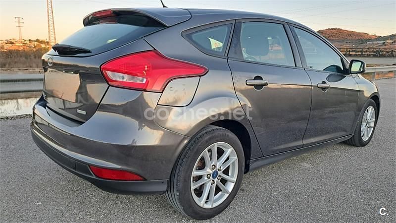 Usado Ford Focus Trend 125 CV (91 kW) 2016 Gris / plata Berlina