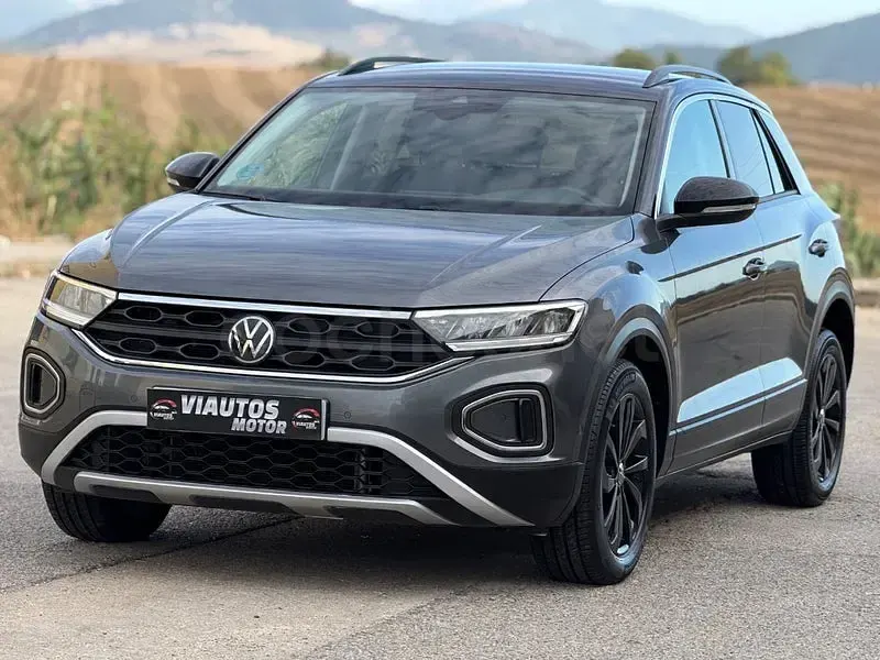Usado VW T-Roc Life 115 CV (84 kW) 2022 Gris / plata SUV