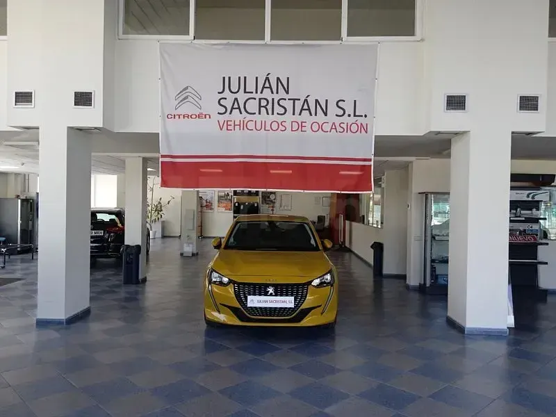 Usado Peugeot 208 Allure 100 CV (73 kW) 2020 Amarillo Utilitario