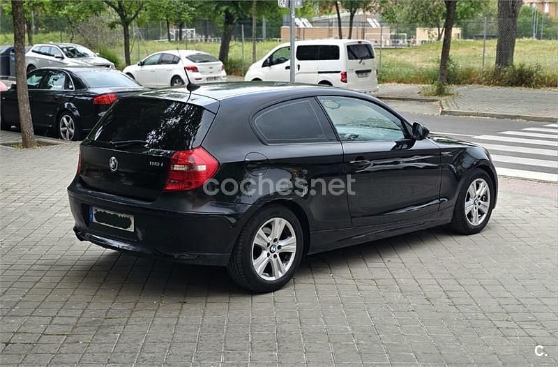 Usado BMW 116 122 CV (89 kW) 2010 Negro Utilitario