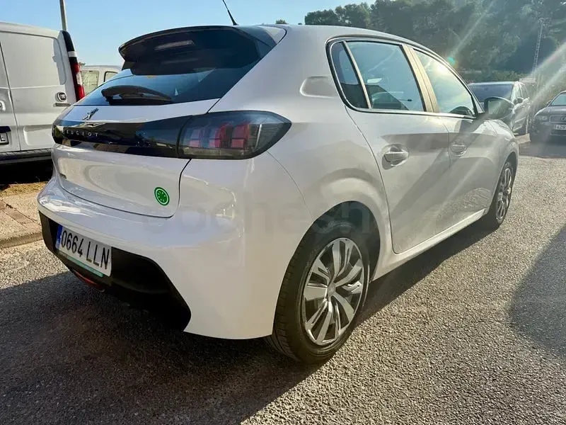 Usado Peugeot 208 Allure 100 CV (73 kW) 2021 Blanco Utilitario