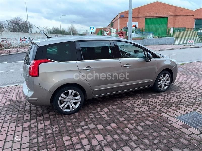 Usado Peugeot 5008 Active 150 CV (110 kW) 2011 Beige Monovolumen