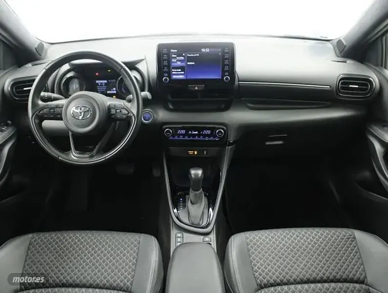 Usado Toyota Yaris Style 116 CV (85 kW) 2022 Blanco Utilitario
