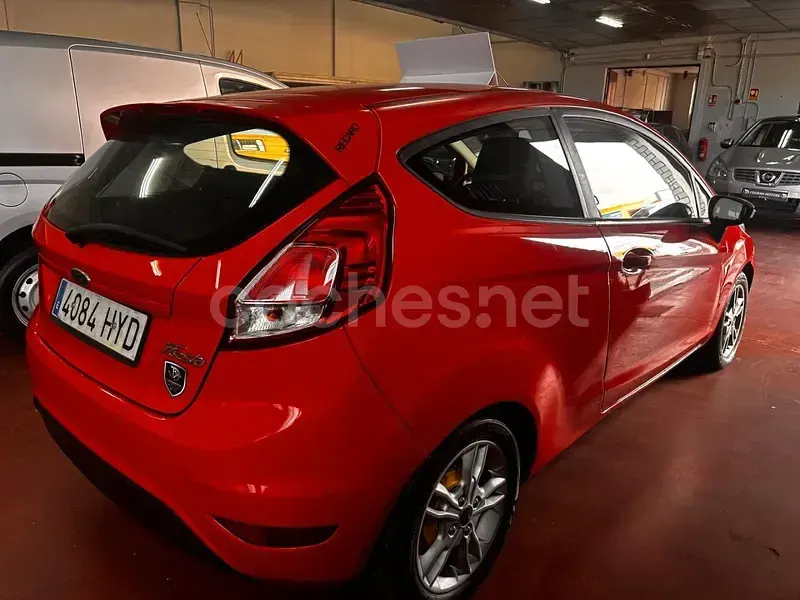 Usado Ford Fiesta Trend 75 CV (55 kW) 2014 Rojo Utilitario