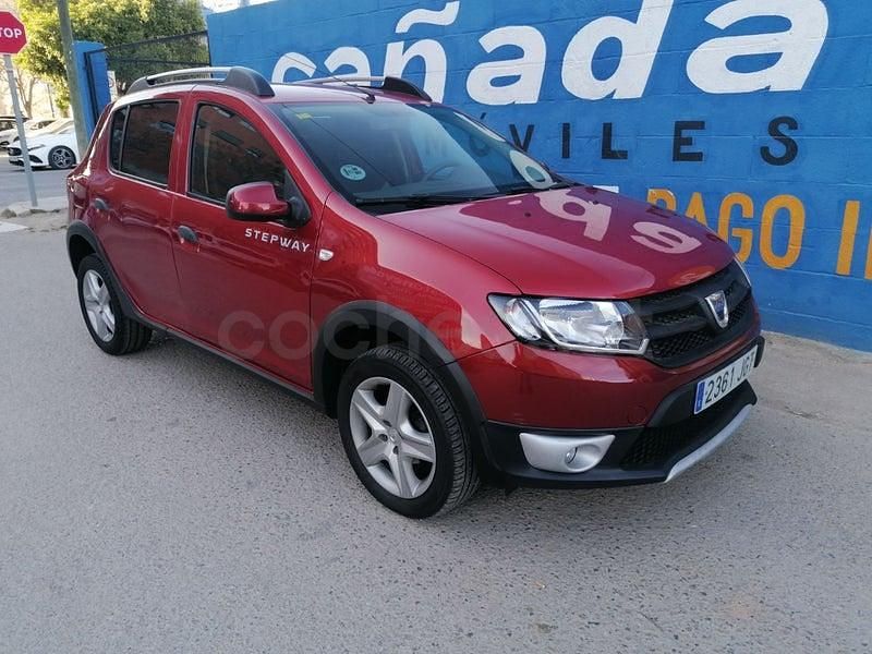 Usado Dacia Sandero Stepway 90 HP (66 kW) 2015 Vermelho Sedan