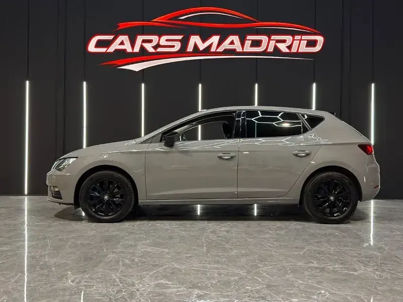 Usado Seat Leon Style 115 CV (84 kW) 2020 Gris / plata Berlina