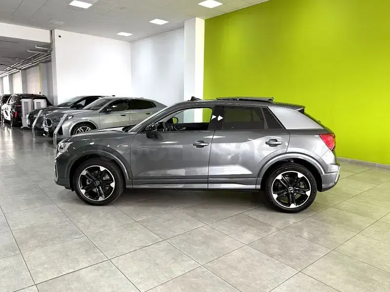 Usado Audi Q2 S-Line 150 CV (110 kW) 2024 Gris / plata SUV