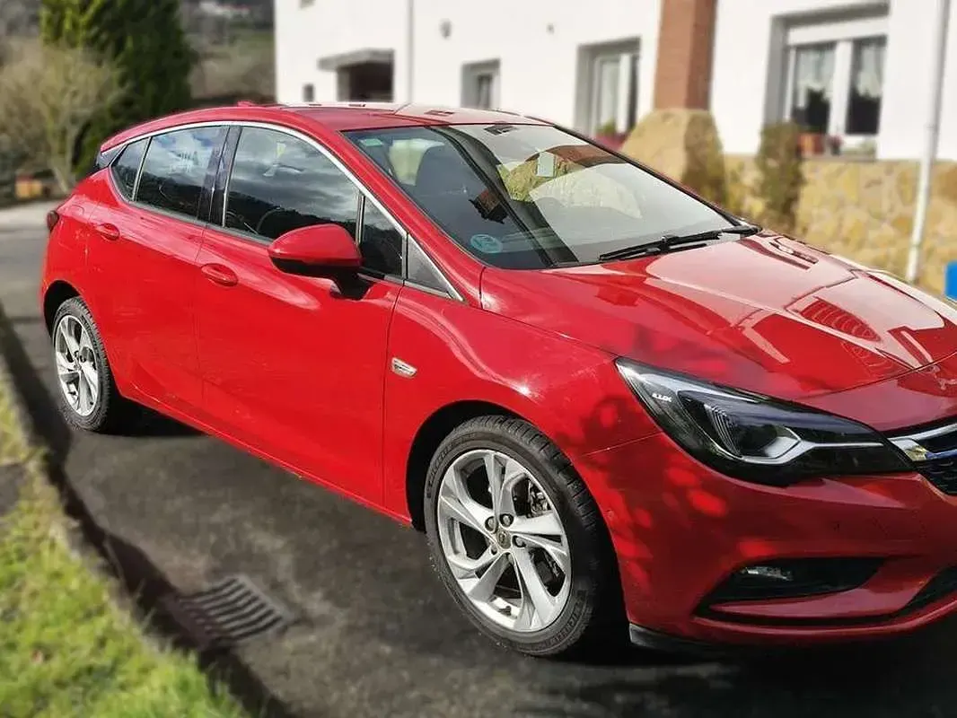 Usado Opel Astra Dynamic 136 CV (100 kW) 2017 Rojo Utilitario