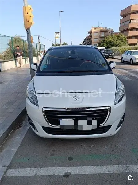 Usado Peugeot 5008 Allure 120 CV (88 kW) 2015 Blanco Monovolumen