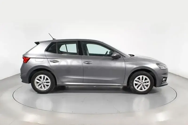 Usado Skoda Fabia Ambition 95 CV (69 kW) 2023 Gris / plata Utilitario