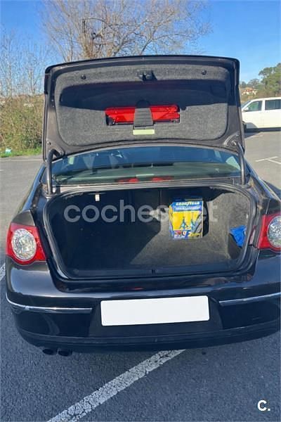 Usado VW Passat Highline 150 CV (110 kW) 2005 Marrón Berlina