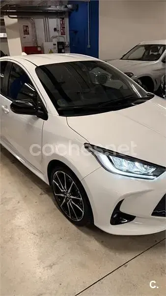 Usado Toyota Yaris Hybrid Sport 130 CV (95 kW) 2023 Blanco Berlina