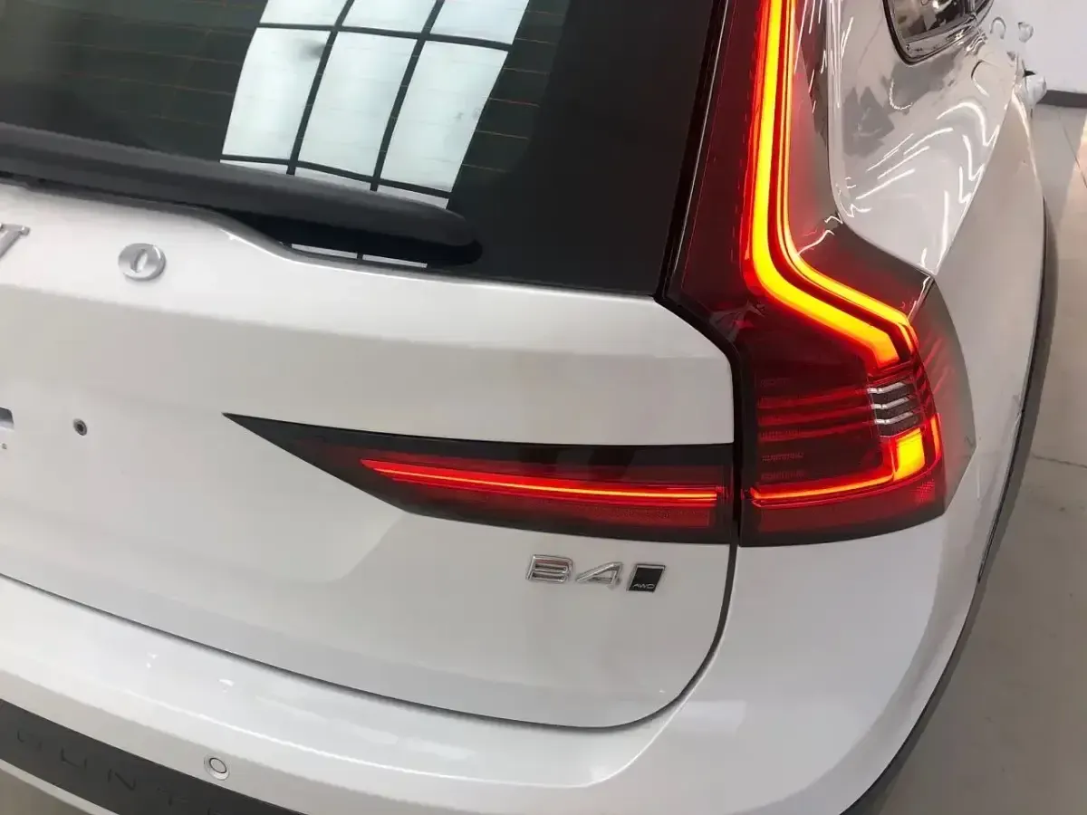 Begagnad Volvo V90 CC Core 197 HK (144 kW) 2024 Vit Kombi