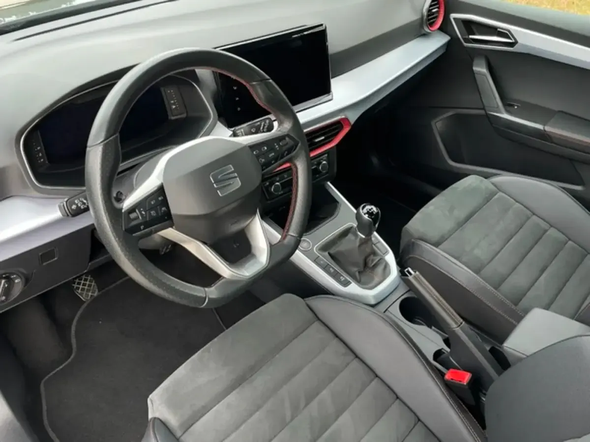 Usado Seat Arona FR 110 CV (80 kW) 2022 Gris SUV