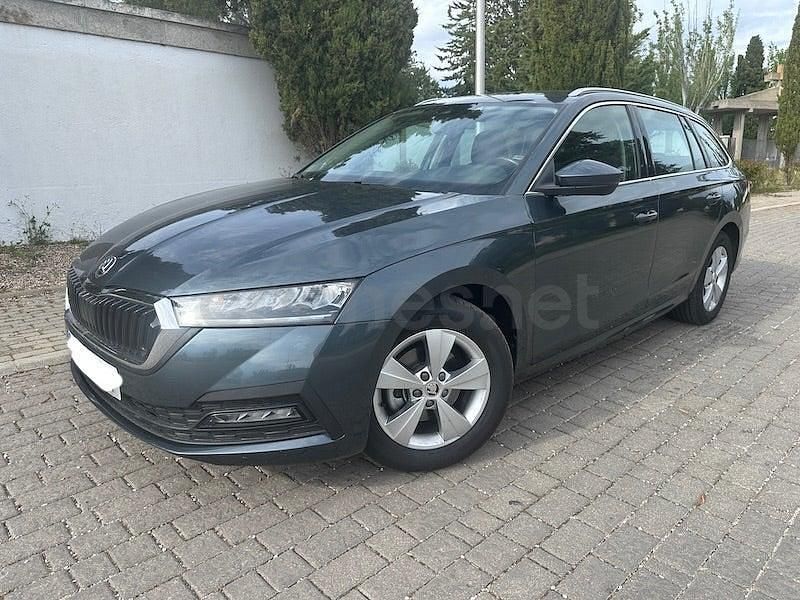 Usado Skoda Octavia Ambition 150 CV (110 kW) 2021 Gris / plata Familiar