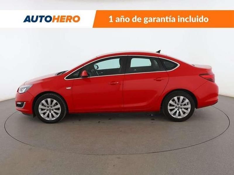Usado Opel Astra Innovation 131 CV (96 kW) 2014 Rojo Berlina