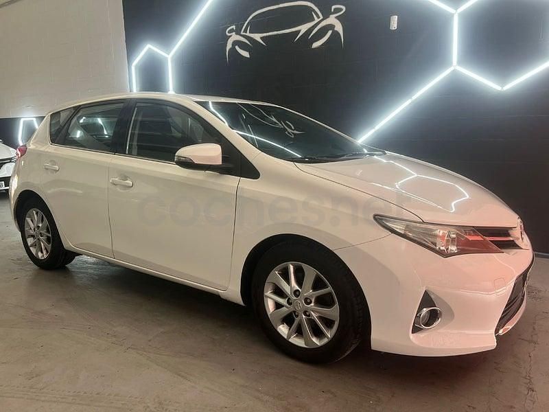 Usado Toyota Auris Advance 124 CV (91 kW) 2014 Blanco Berlina
