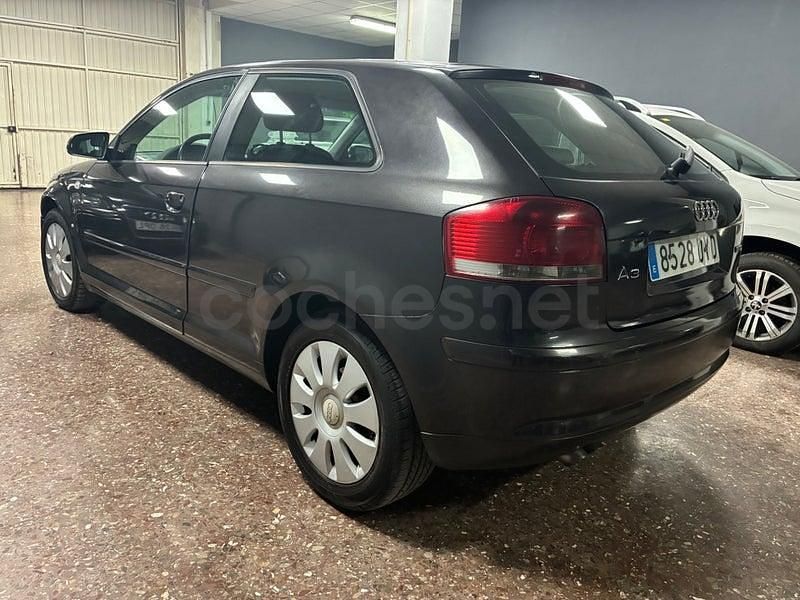 Usado Audi A3 Ambiente 105 CV (77 kW) 2005 Negro Utilitario