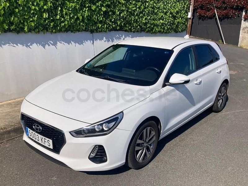 Usado Hyundai i30 110 CV (80 kW) 2017 Blanco Berlina