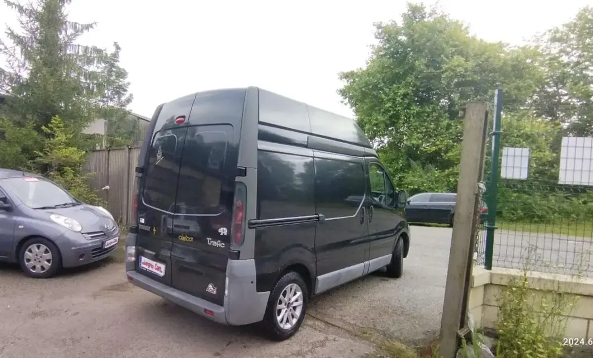Usado Renault Trafic 99 CV (72 kW) 2006 Negro Monovolumen