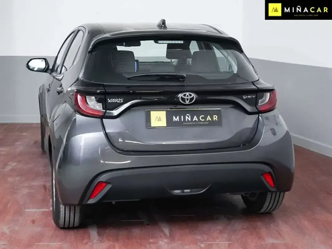 Usado Toyota Yaris Business Edition 116 CV (85 kW) 2026 Gris Utilitario