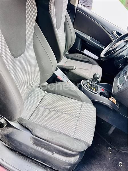 Usado Seat Leon Sport 140 CV (102 kW) 2005 Rojo Utilitario